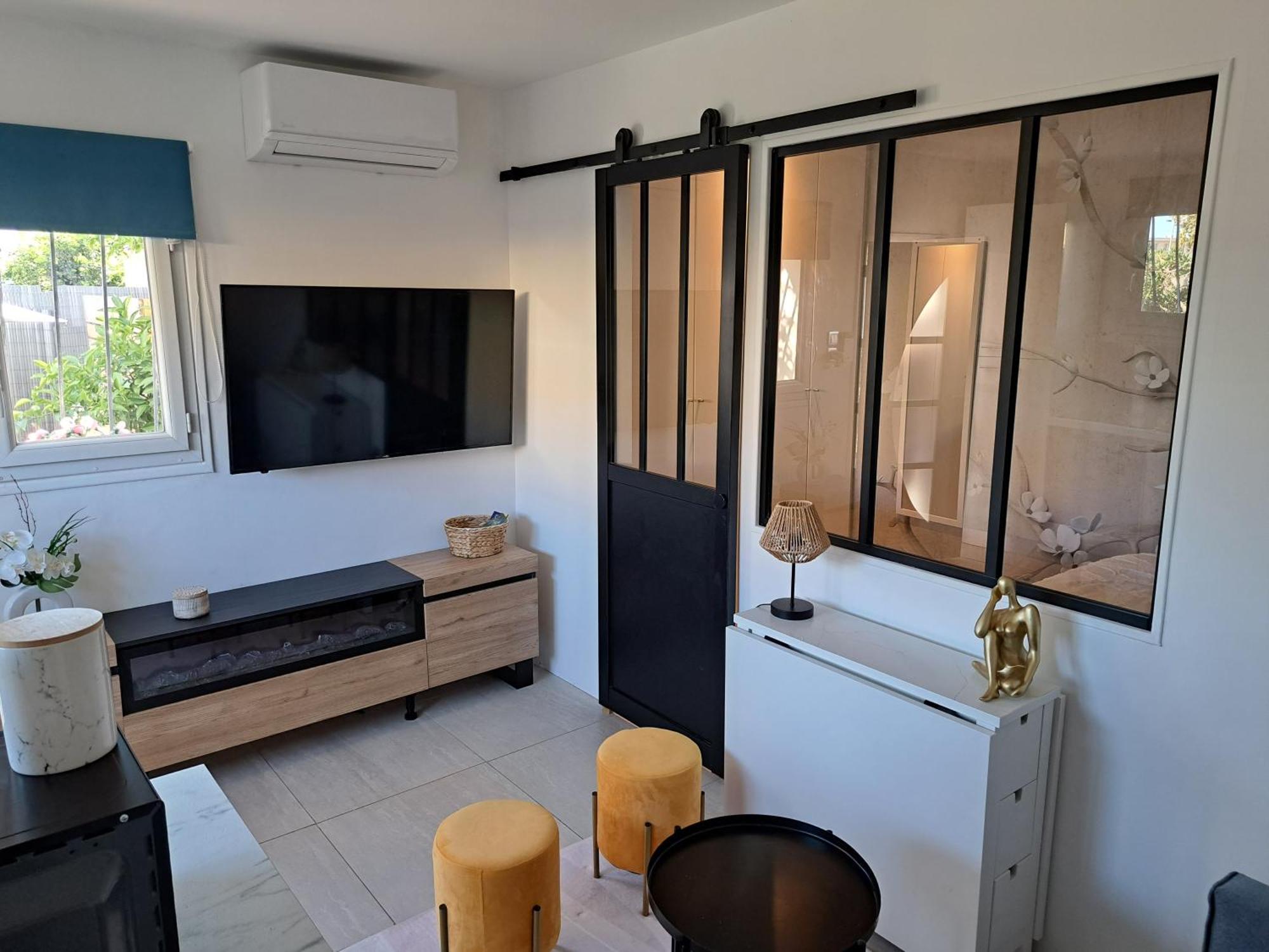 Seduisant Studio Avec Cour Privative La Crau Bagian luar foto